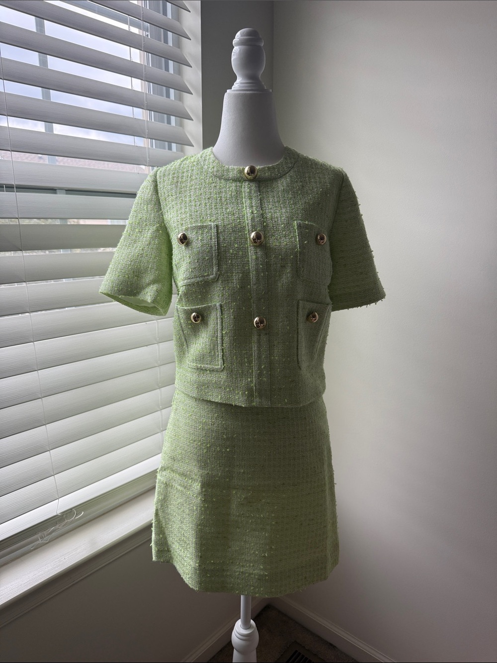 Cropped Short-Sleeve Boucle Top and Skirt Set in Light Green